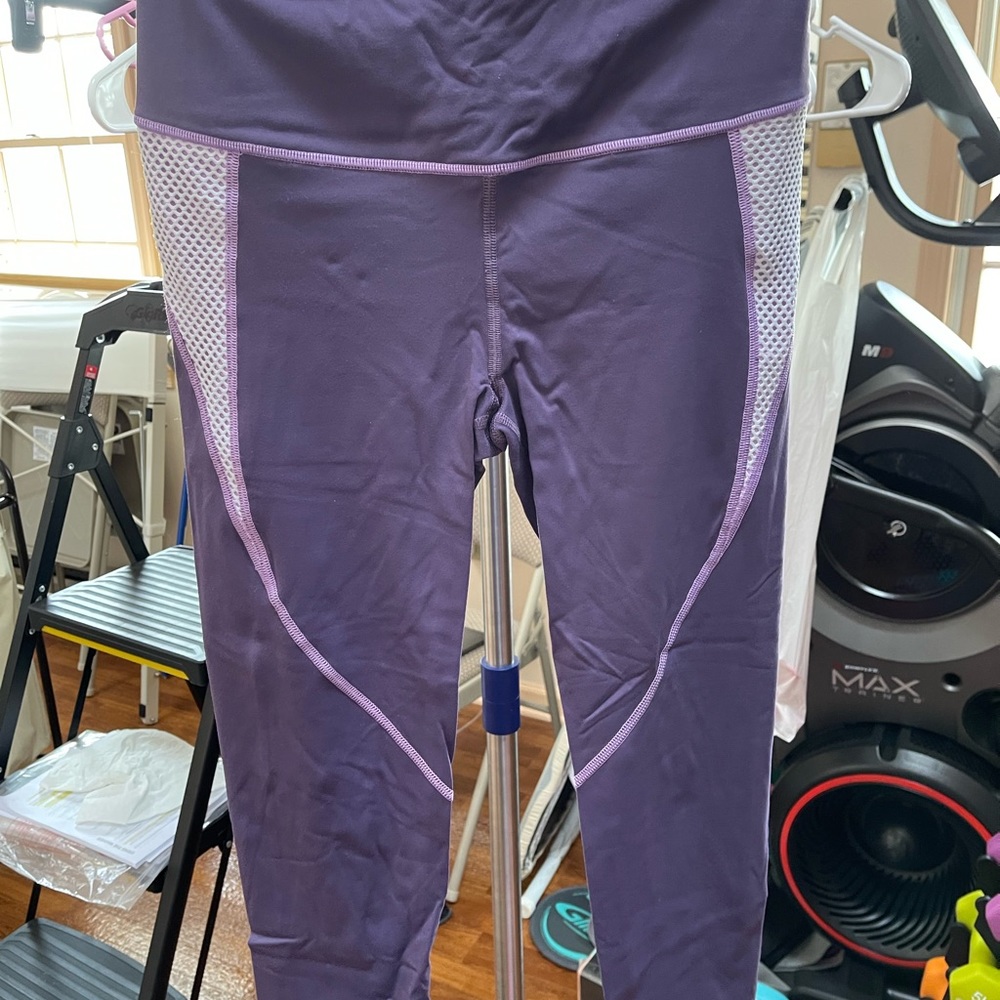 Victoria Secret Spandex Capri legging. Size small.